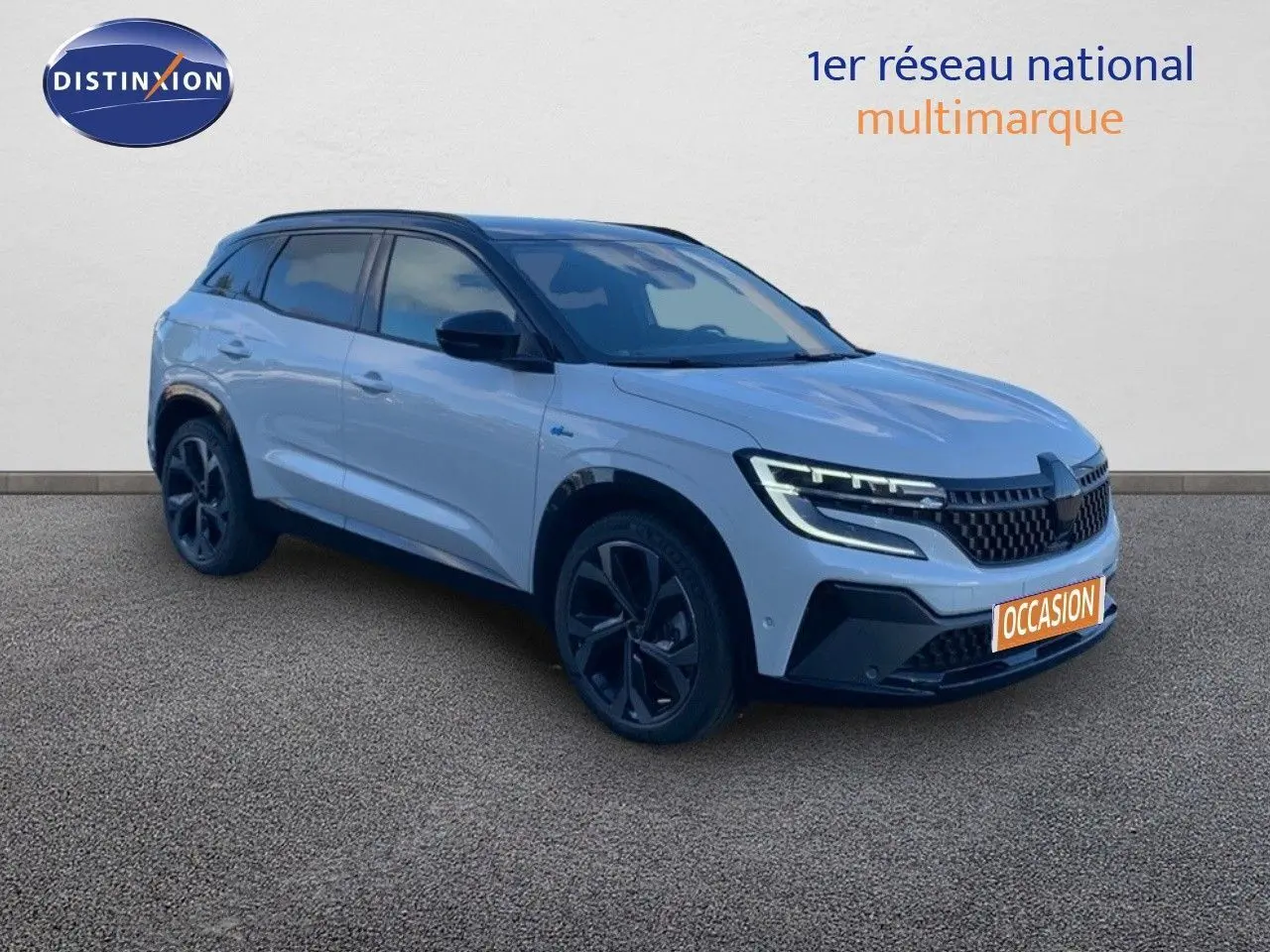 Renault Austral hybride blanc métal avec toit noir, vue 3/4 avant droit mettant en valeur ses jantes noires et phares LED.