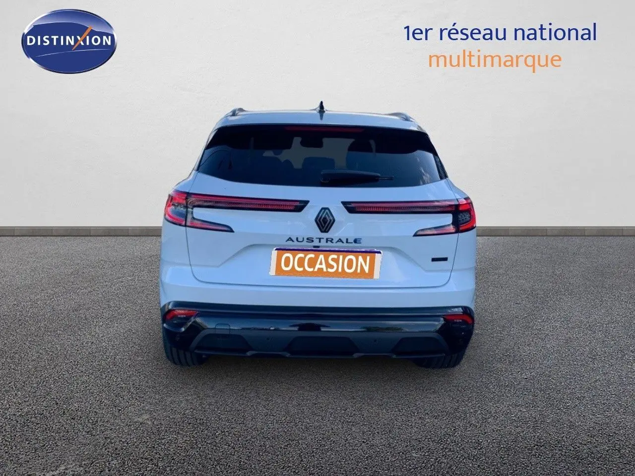 Vue arrière d'un Renault Austral blanc métal avec toit noir, feux LED étirés et plaque "OCCASION" visible.