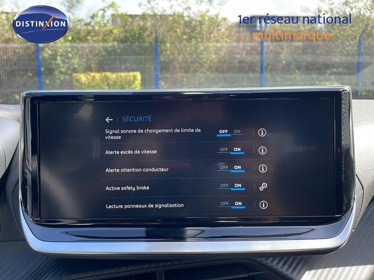 Écran tactile central affichant les réglages de sécurité du Peugeot 2008, intérieur moderne et épuré.