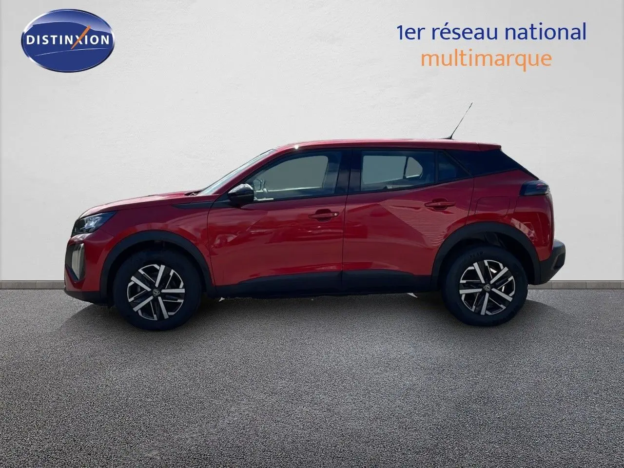 Profil côté gauche du Peugeot 2008 rouge Elixir Metal 2025 avec jantes alliage et lignes modernes.