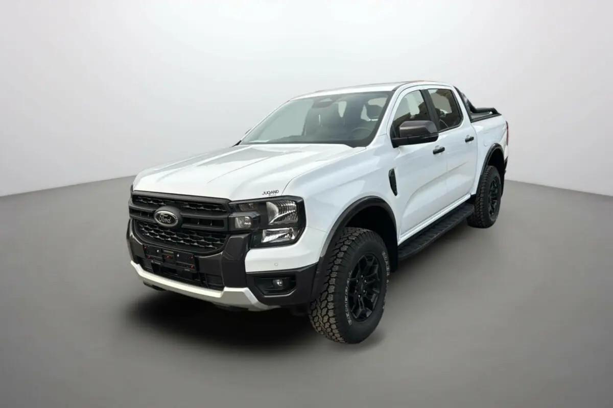Ford Ranger blanc glacier en 3/4 avant droit avec arceaux noirs et marchepieds visibles.