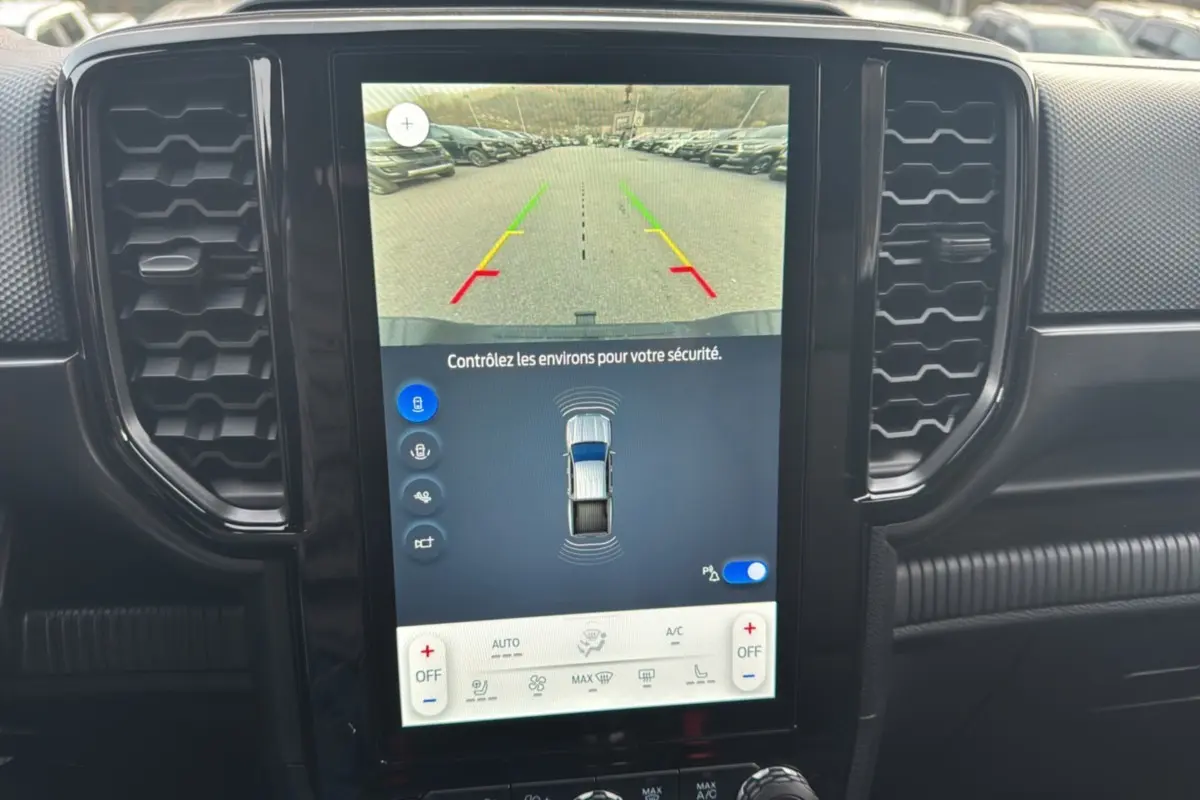 Écran central tactile du Ford Ranger blanc glacier 2025 montrant la caméra de recul et les capteurs de stationnement.