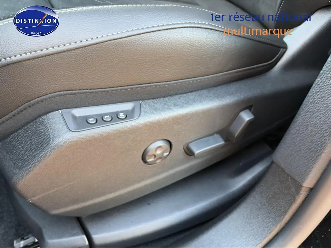 Détail des commandes électriques du siège conducteur noir du DS7 1.5 BlueHDi 130 Performance Line 2026.