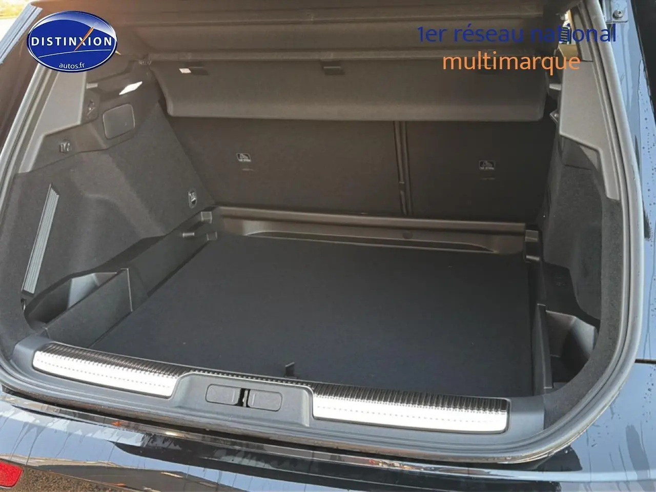 Coffre ouvert vu de l'arrière d'un DS7 noir 2026, montrant un espace de chargement propre et bien fini.