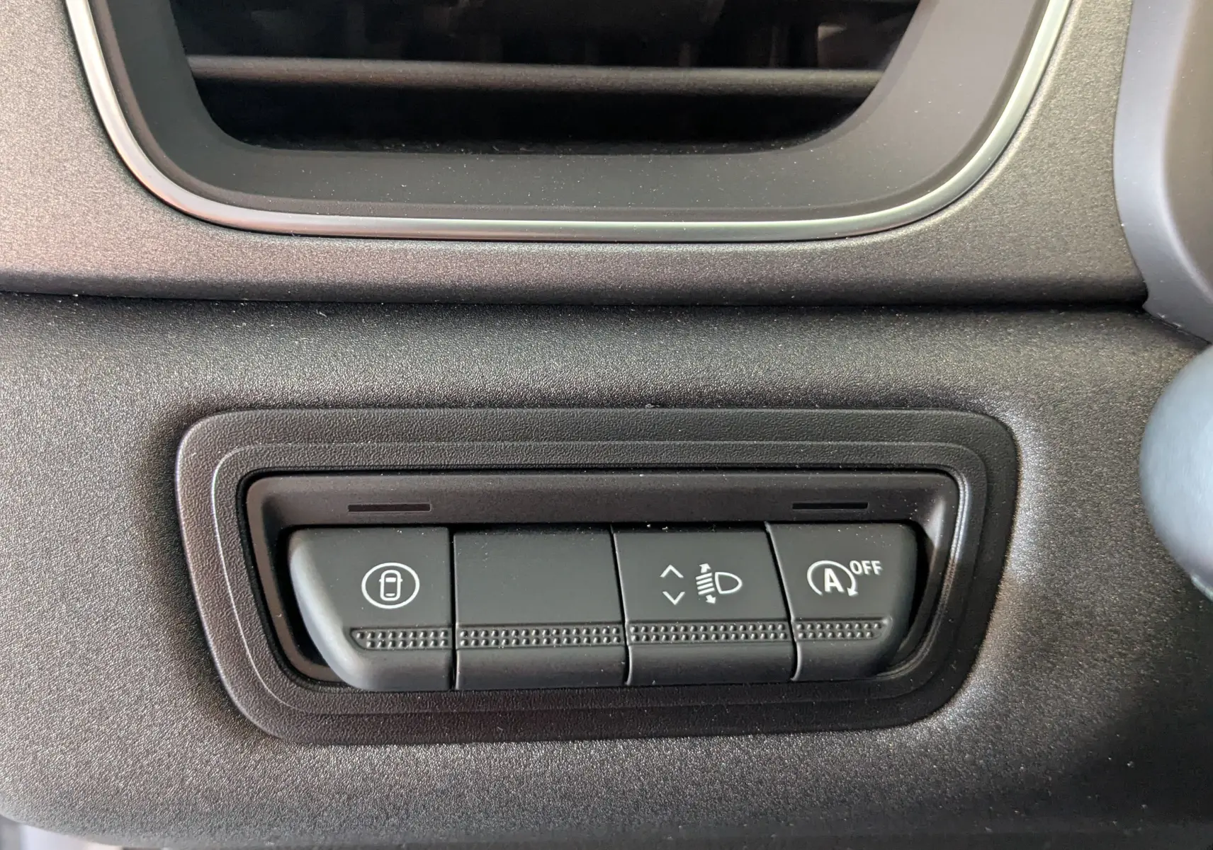 Gros plan sur les boutons de commande du tableau de bord du Renault Captur gris zinc 2025, version 1.3 TCE Mild Hybrid.