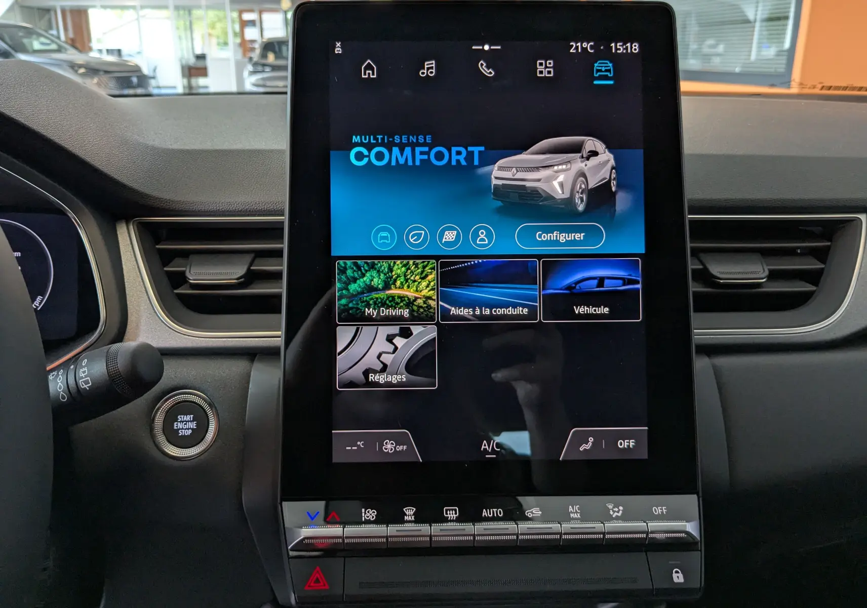 Écran tactile central vertical du tableau de bord du Renault Captur 2025 gris zinc affichant le mode Confort Multi-Sense