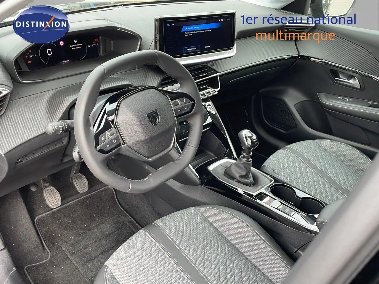 Intérieur avant droit de la Peugeot 208 1.2 PureTech noire, volant compact, tableau de bord numérique et boîte manuelle.