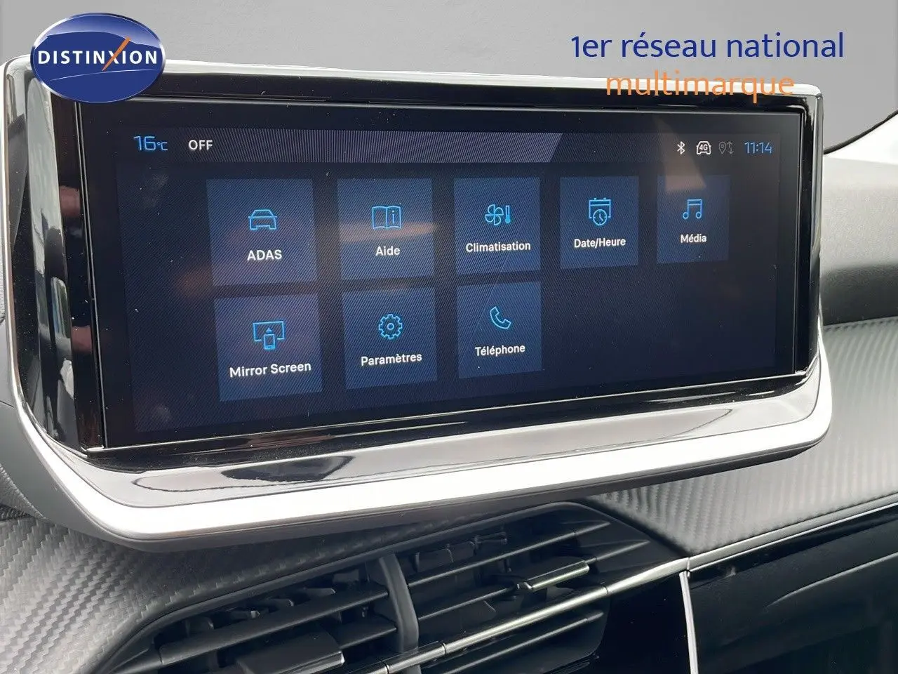 Écran tactile central affichant les options de climatisation et téléphone dans le tableau de bord d'une Peugeot 208 2024.
