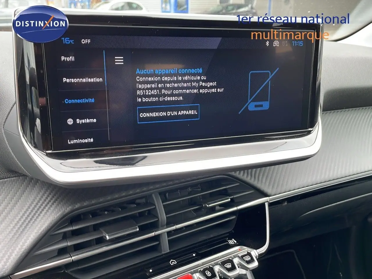 Écran tactile central affichant la connectivité dans l'habitacle moderne d'une Peugeot 208 noire 2024.