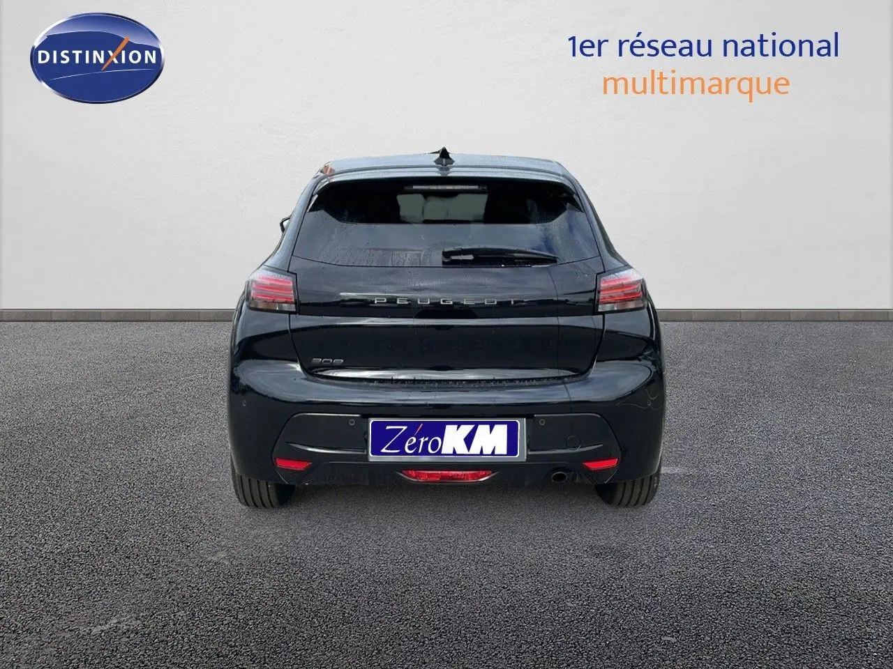 Vue arrière d'une Peugeot 208 noire perla metal de 2024 avec feux LED et plaque d'immatriculation Zero KM visible.