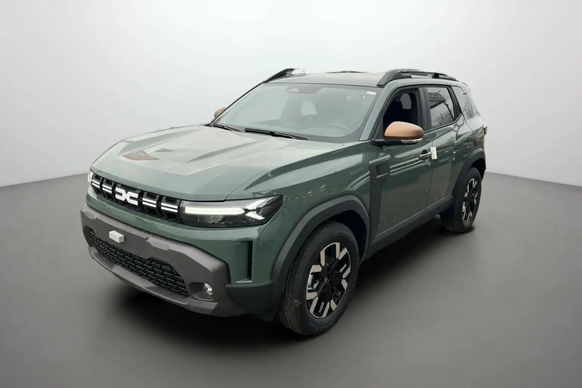 Dacia Duster 2025 kaki lichen en 3/4 avant droit avec rétroviseurs couleur beige et jantes noires.