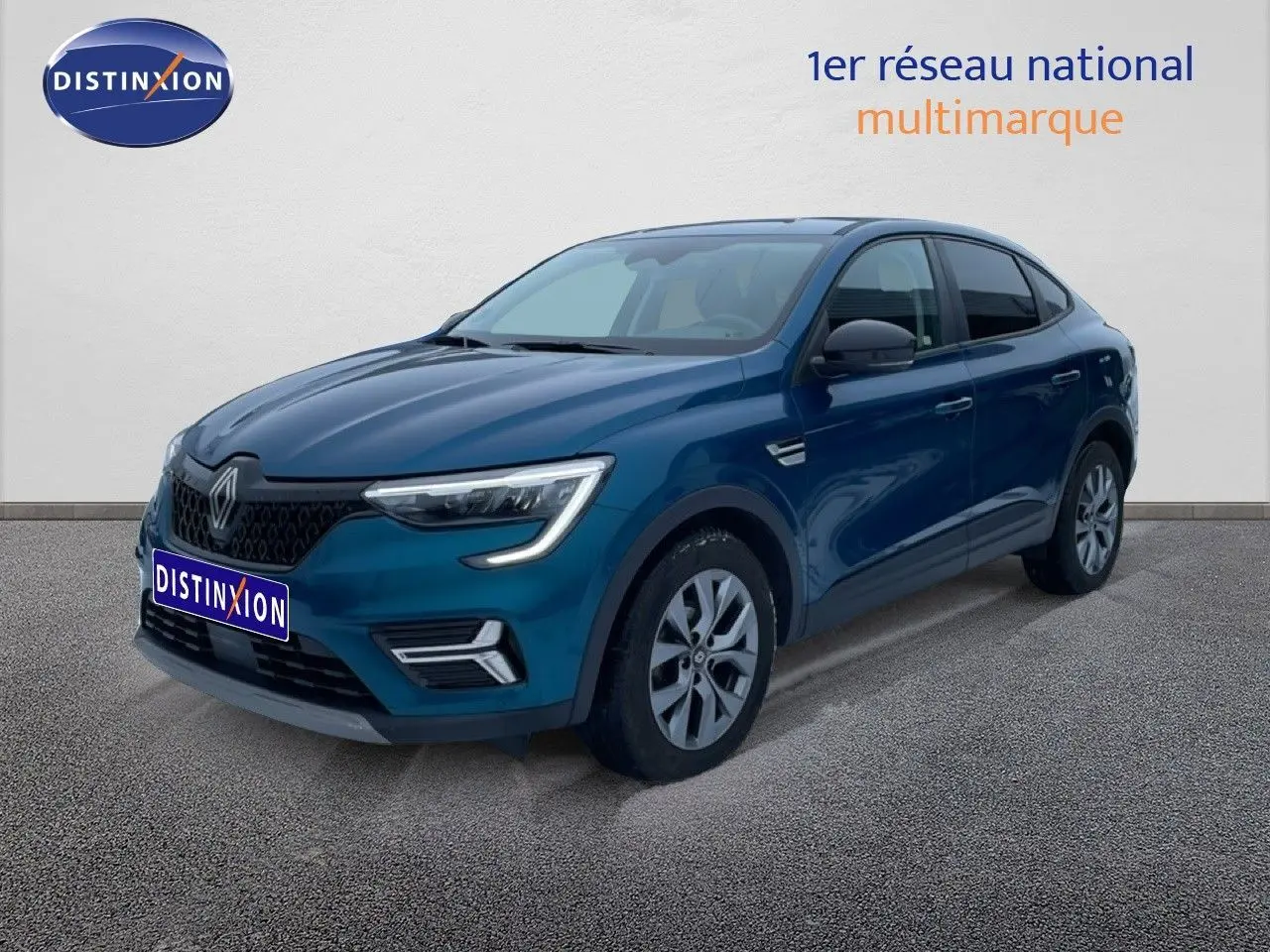 Renault Arkana bleu Zanzibar métal en vue 3/4 avant droit, mettant en valeur ses lignes fluides et ses phares LED distinctifs.