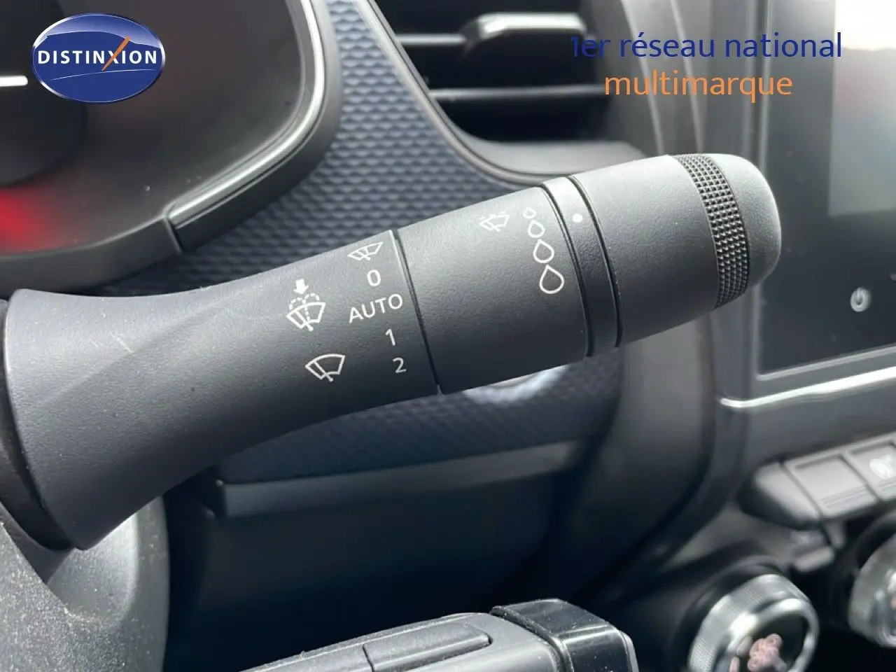 Gros plan sur la commande d’essuie-glace du Renault Arkana 2025, intérieur noir avec détails texturés.