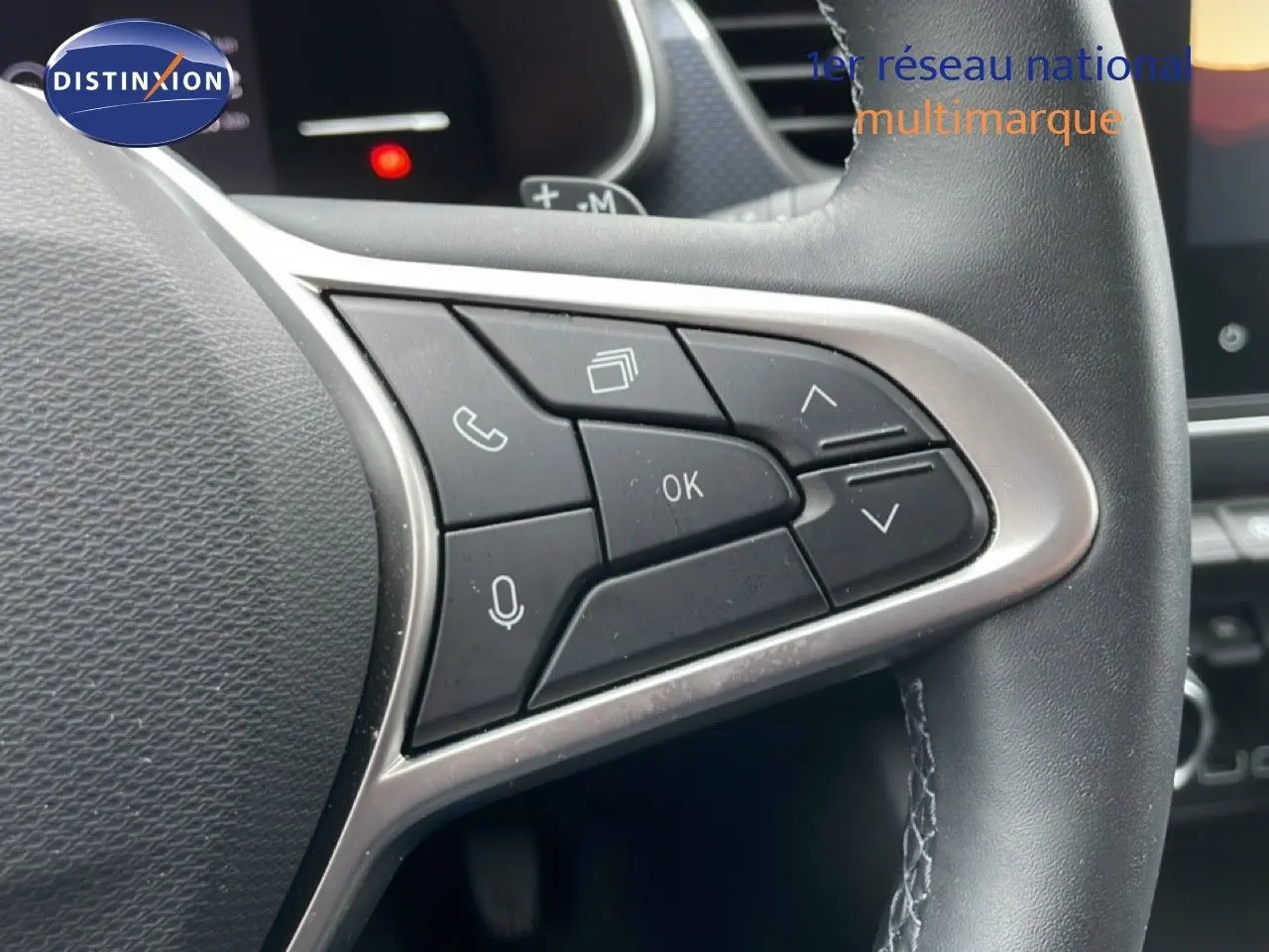 Gros plan sur les commandes multifonctions noires à gauche du volant en cuir noir de la Renault Arkana 2025.