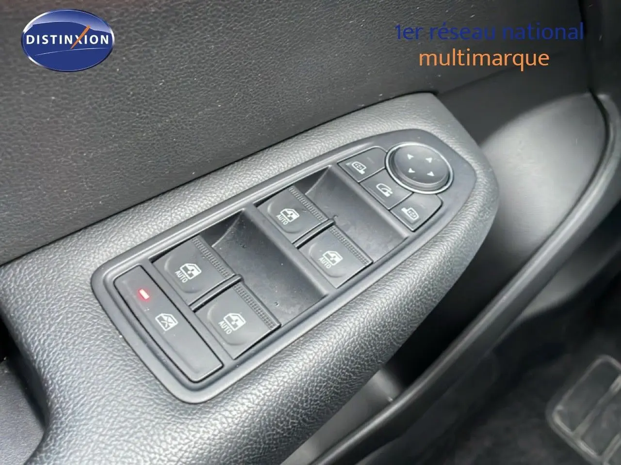 Gros plan sur les commandes de lève-vitres et rétroviseurs côté conducteur d’un Renault Arkana 2025 intérieur noir.