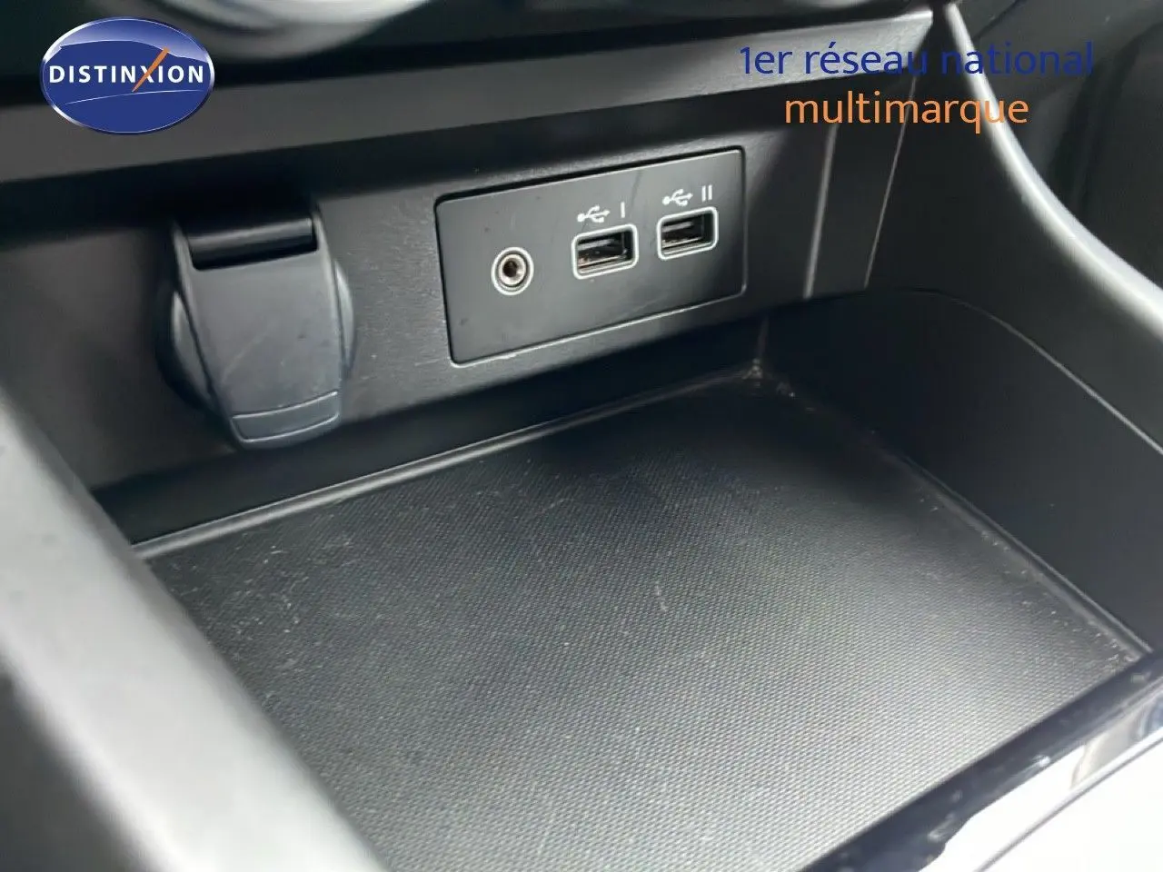 Gros plan sur la console centrale avec prise USB et prise jack du Renault Arkana 1.3 Mild Hybrid 2025, intérieur noir.