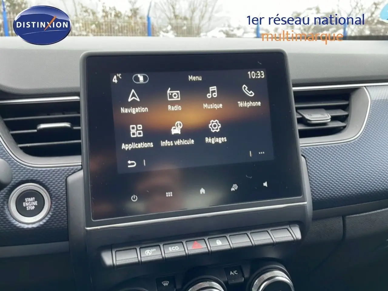 Vue rapprochée de l’écran tactile central et du tableau de bord bleu Zanzibar métal du Renault Arkana 2025.