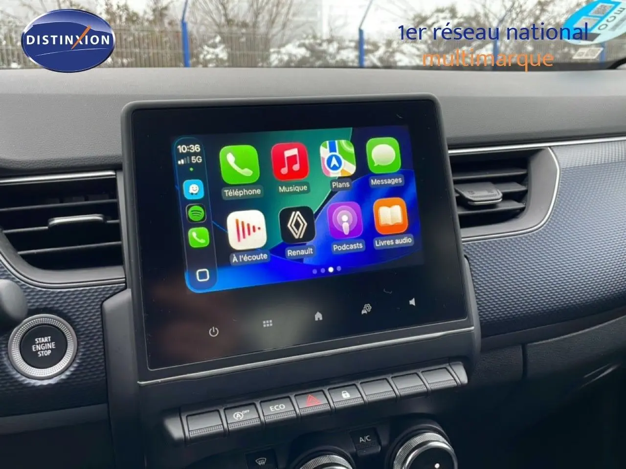 Écran tactile central avec interface Apple CarPlay dans l’habitacle d’une Renault Arkana 2025, tableau de bord noir.