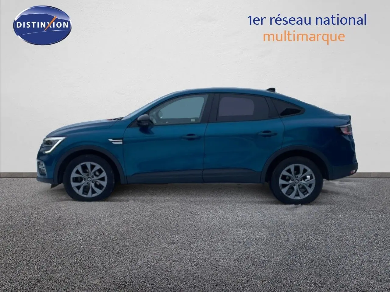 Profil droit d'une Renault Arkana 2025 bleu Zanzibar métallisé avec lignes fluides et roues alliage.