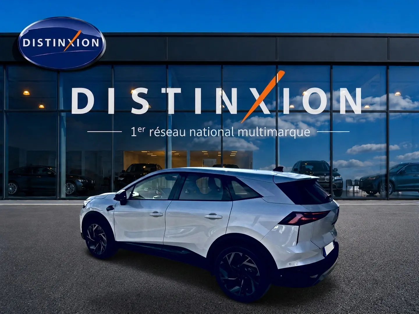 Renault Symbioz blanc nacré en vue latérale droite, avec jantes noires et feux arrière LED distinctifs.