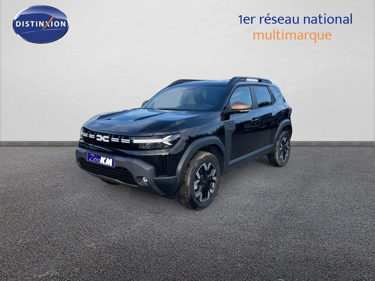 Dacia Duster 1.2 TCE 130ch Extreme 4x4 noir métal en 3/4 avant droit avec jantes noires et coques de rétroviseur bronze.