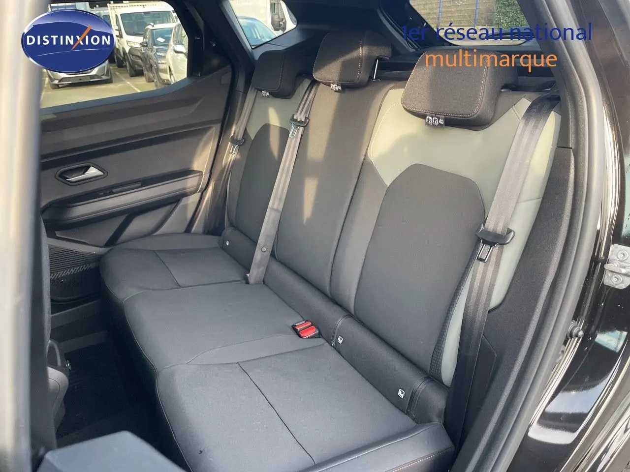 Vue intérieure côté droit sur la banquette arrière en tissu noir et gris du Dacia Duster 2024 noir métal.
