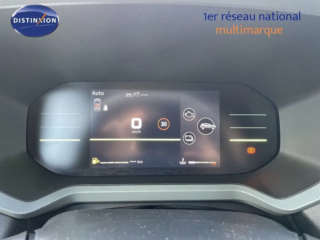 Tableau de bord numérique du Dacia Duster 2024, affichage central avec vitesse à 0 km/h et alertes visibles.