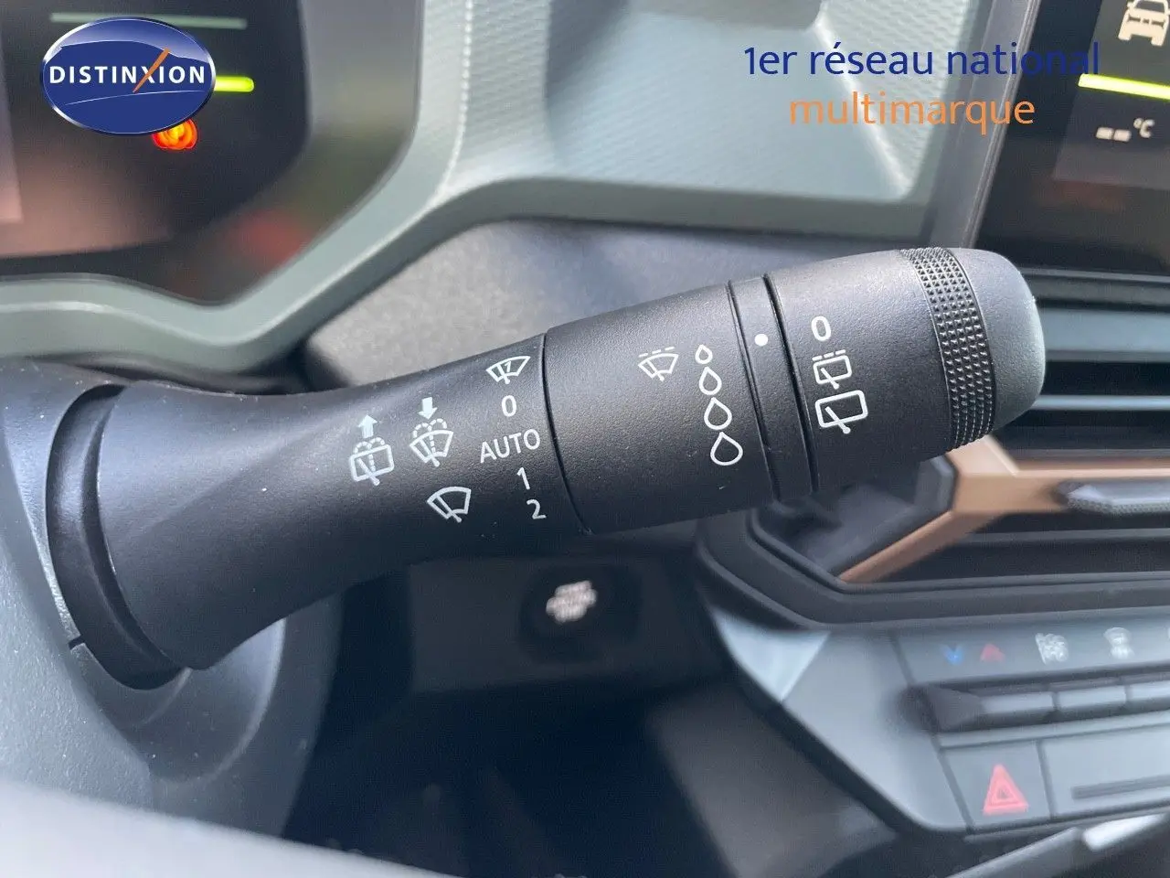 Gros plan sur la commande des essuie-glaces du tableau de bord du Dacia Duster noir métal 2024.