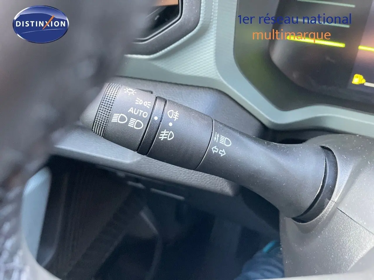 Le commodo d'éclairage du tableau de bord du Dacia Duster 2024 noir métal, vue intérieure côté gauche.