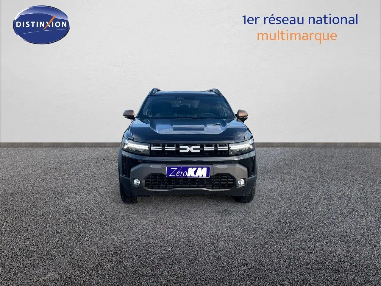 Vue frontale du Dacia Duster 2024 noir métal, mettant en valeur sa calandre moderne et ses phares LED distinctifs.