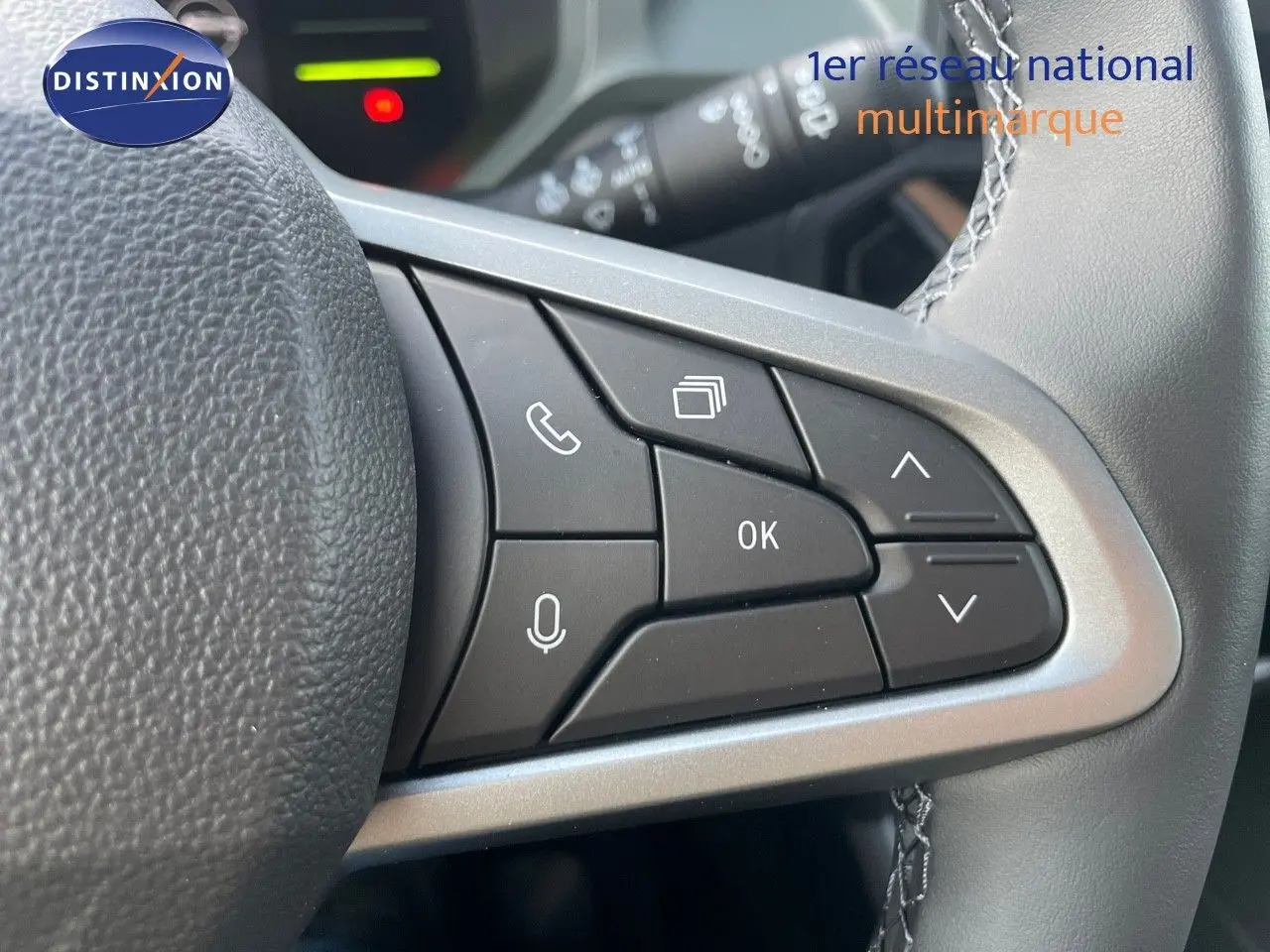 Détail des commandes au volant côté gauche du Dacia Duster noir métal 2024, version 1.2 TCE 130CH EXTREME 4X4.