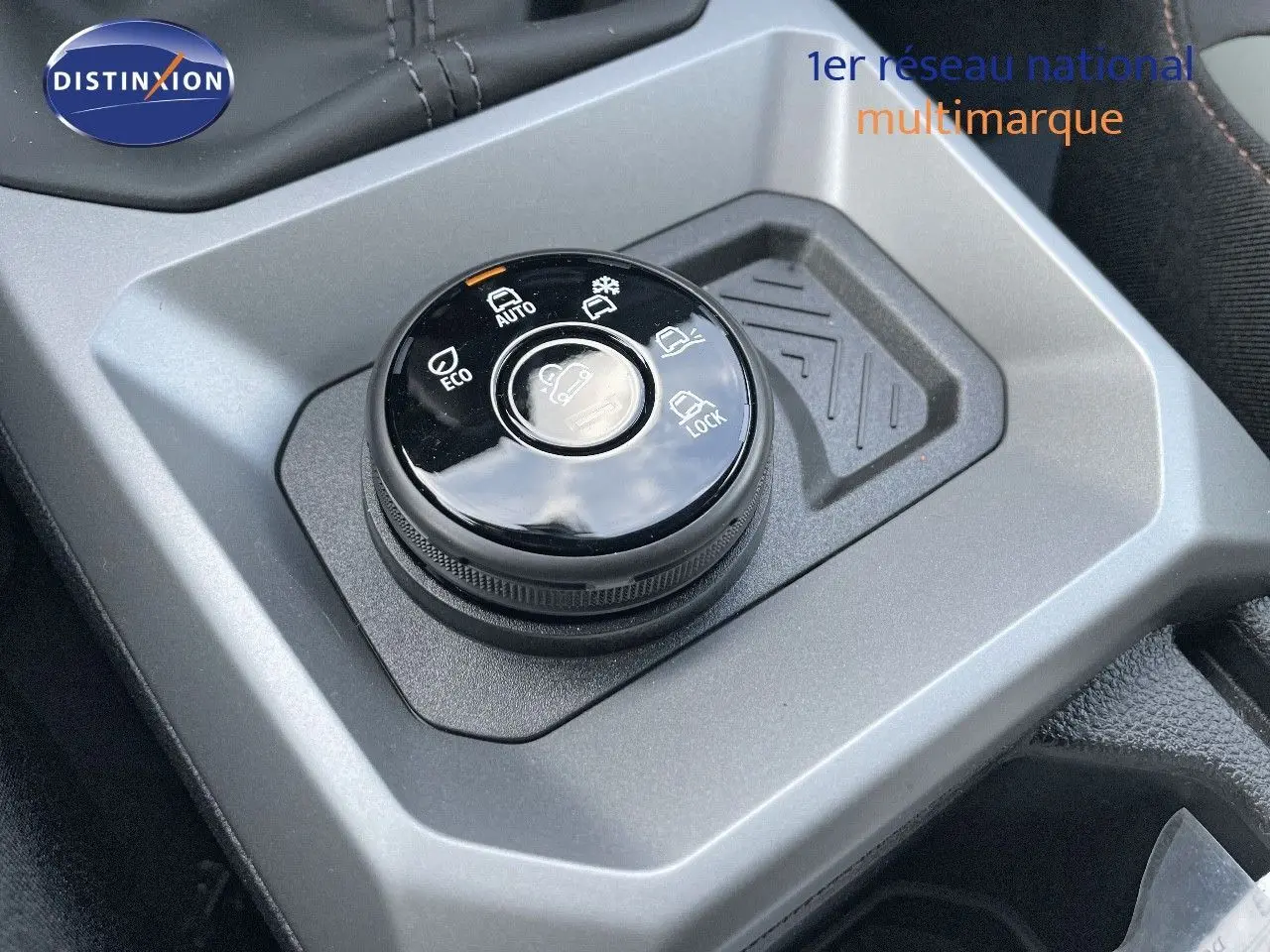 Sélecteur de modes de conduite noir sur console centrale grise du Dacia Duster 2024 noir métal en intérieur.