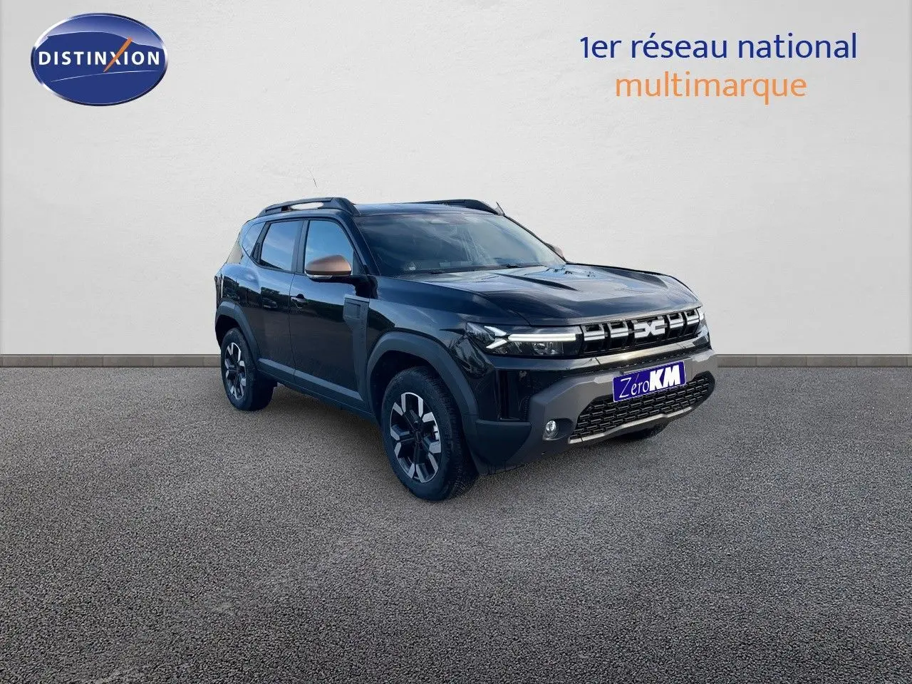 SUV Dacia Duster 2024 noir métal en 3/4 avant droit avec jantes bi-ton et détails chromés sur rétro