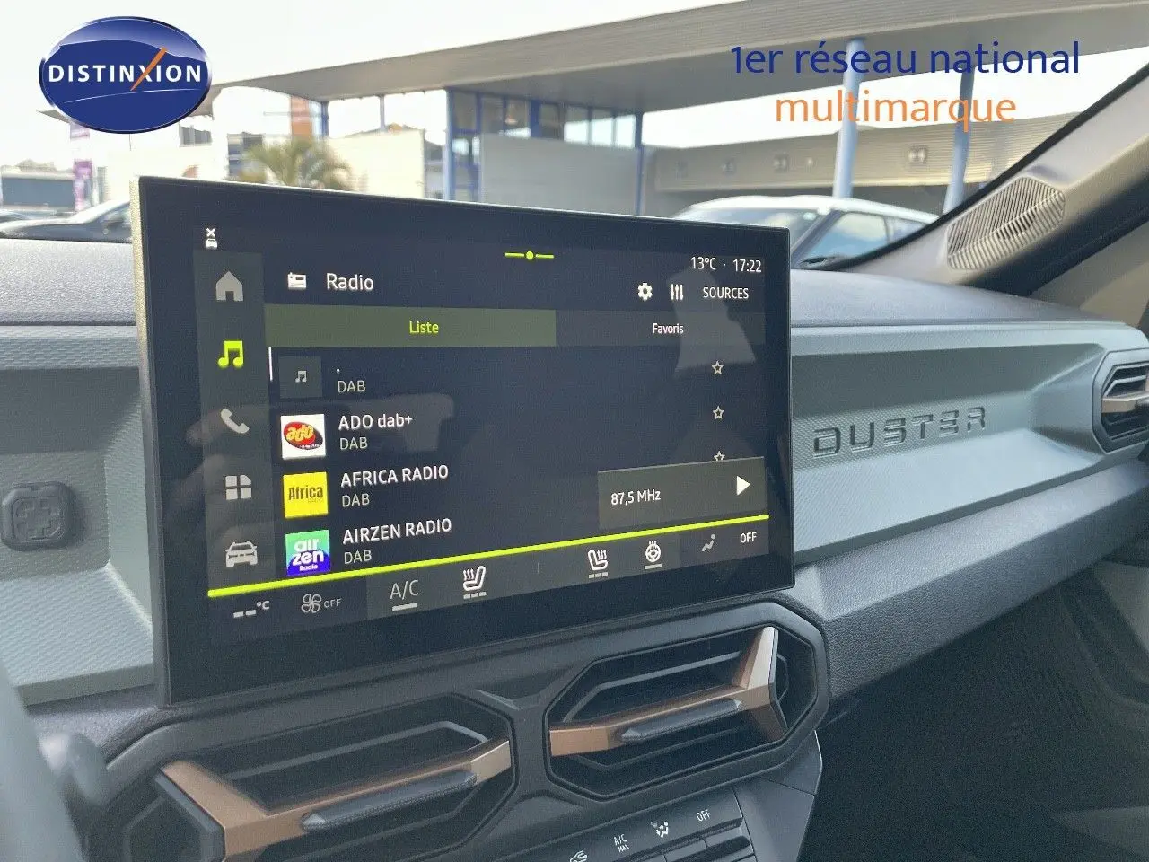 Vue rapprochée de l'écran tactile et tableau de bord gris du Dacia Duster 2024 noir métal, mettant en valeur l'interface multimédia.