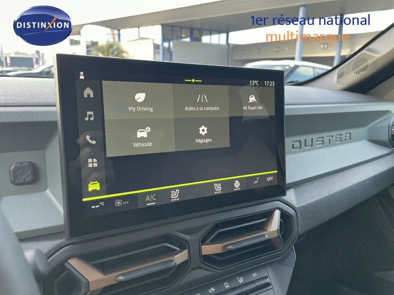 Tableau de bord du Dacia Duster 2024 noir métal, vue intérieure centrée sur l'écran tactile et la console centrale.