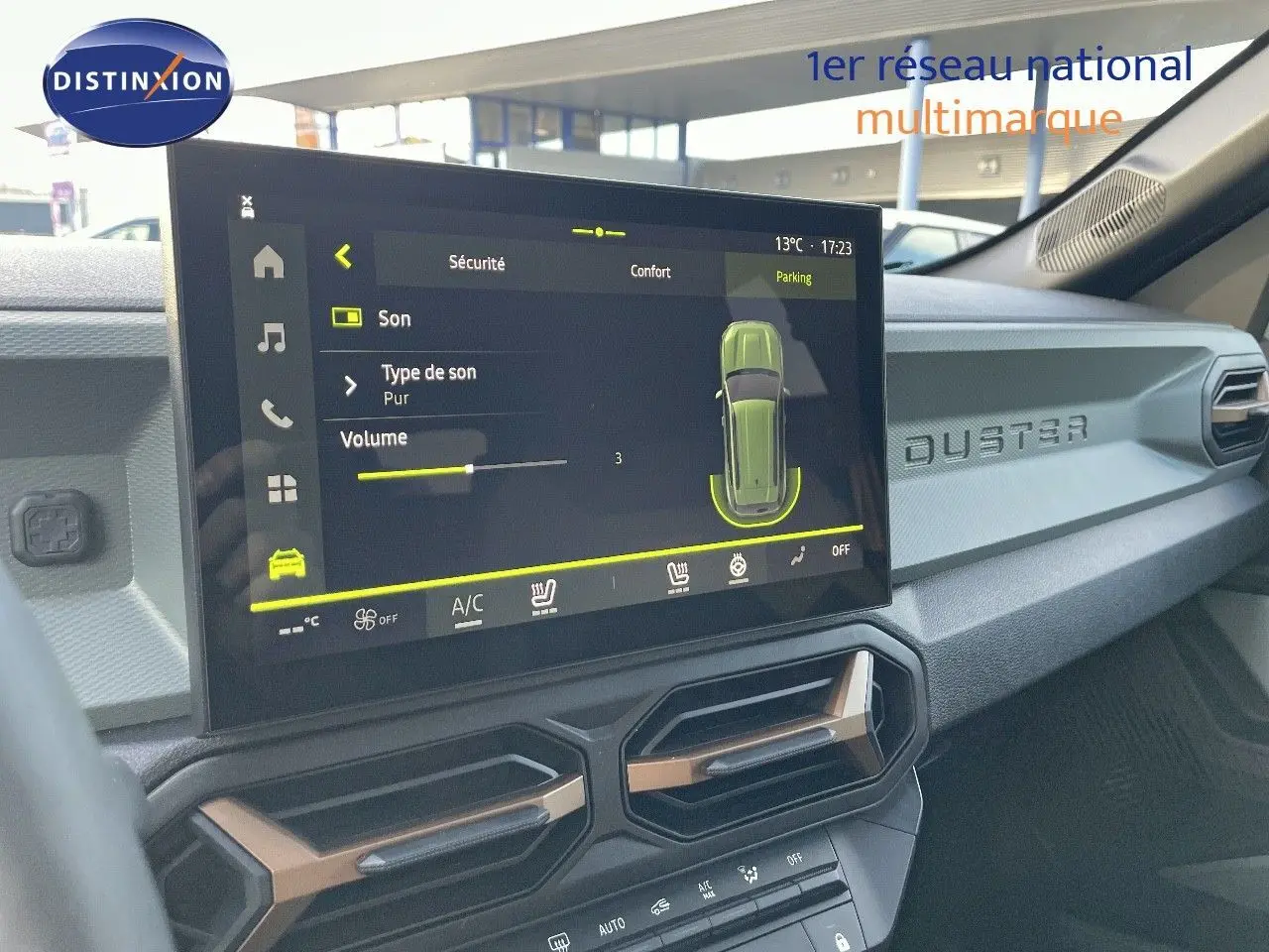 Vue intérieure du tableau de bord du Dacia Duster 2024, écran tactile central affichant les réglages audio et climatisation.