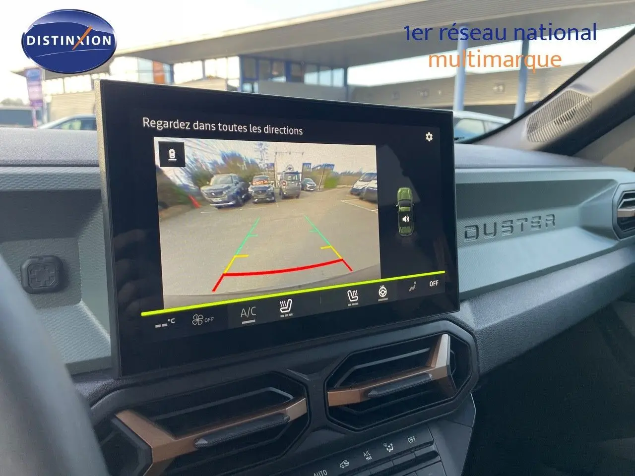 Vue intérieure du tableau de bord du Dacia Duster 2024 noir métal, écran tactile affichant la caméra de recul.