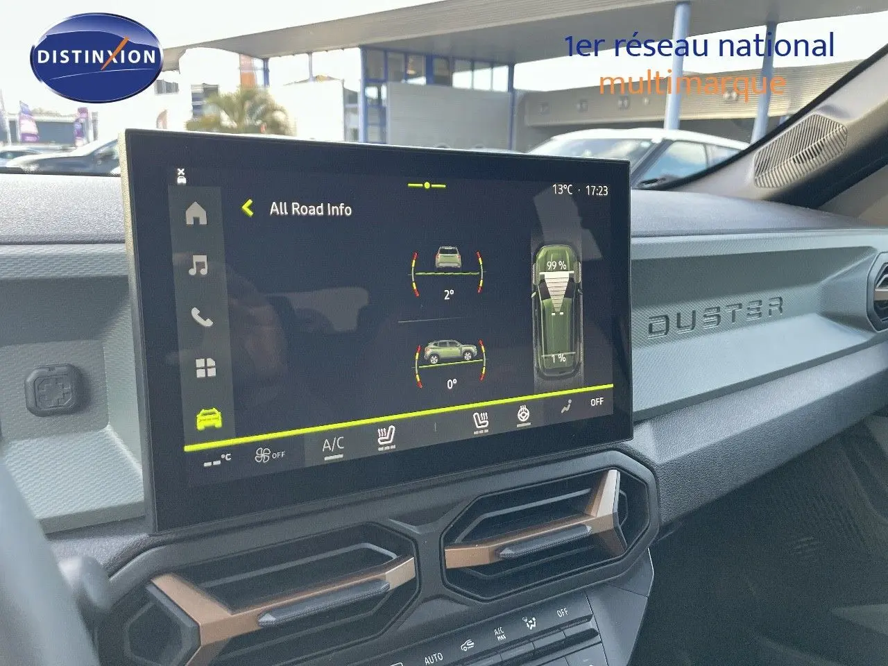 Vue intérieure du tableau de bord du Dacia Duster 2024, écran tactile affichant les informations de conduite, finition noire.