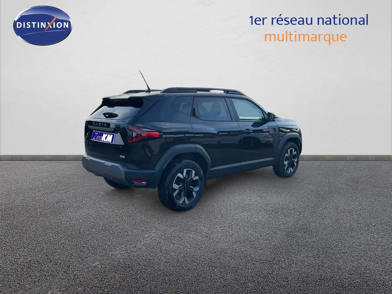 Vue 3/4 arrière droite du Dacia Duster noir métal 2024 avec jantes bi-ton et toit ouvrant visible.
