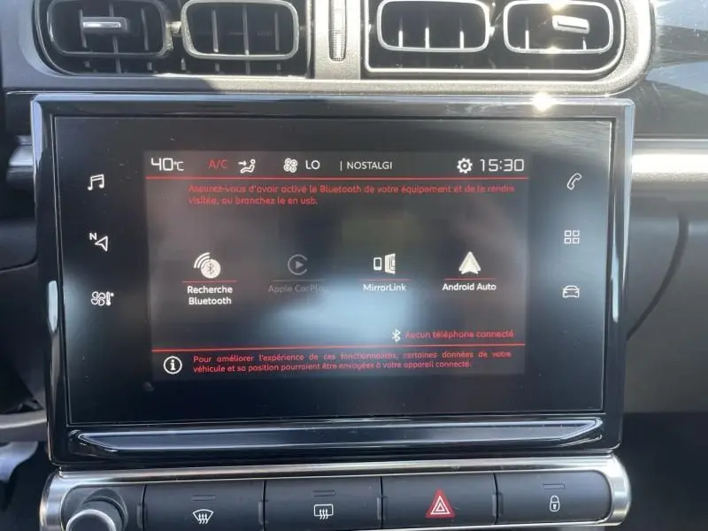 Écran tactile central de la Citroën C3 2019 gris foncé, affichant les options Bluetooth et Android Auto.