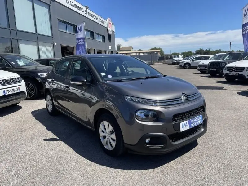 Citroën C3 82 CV Feel gris foncé métal vue 3/4 avant droit sur parking de concession.