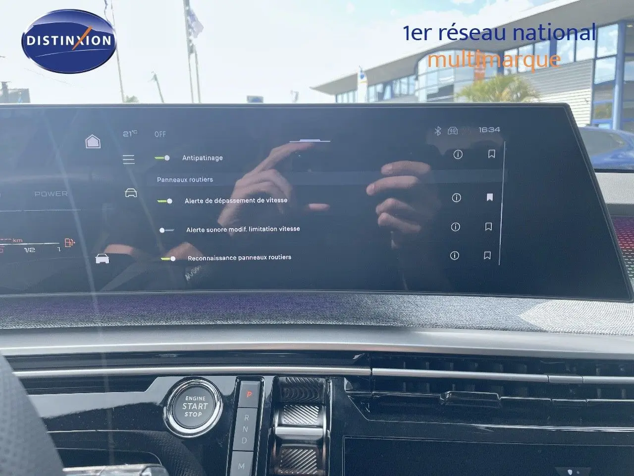 Vue intérieure du tableau de bord du Peugeot 5008 HYBRID 136CH GT 2025 avec écran tactile et bouton start/stop.