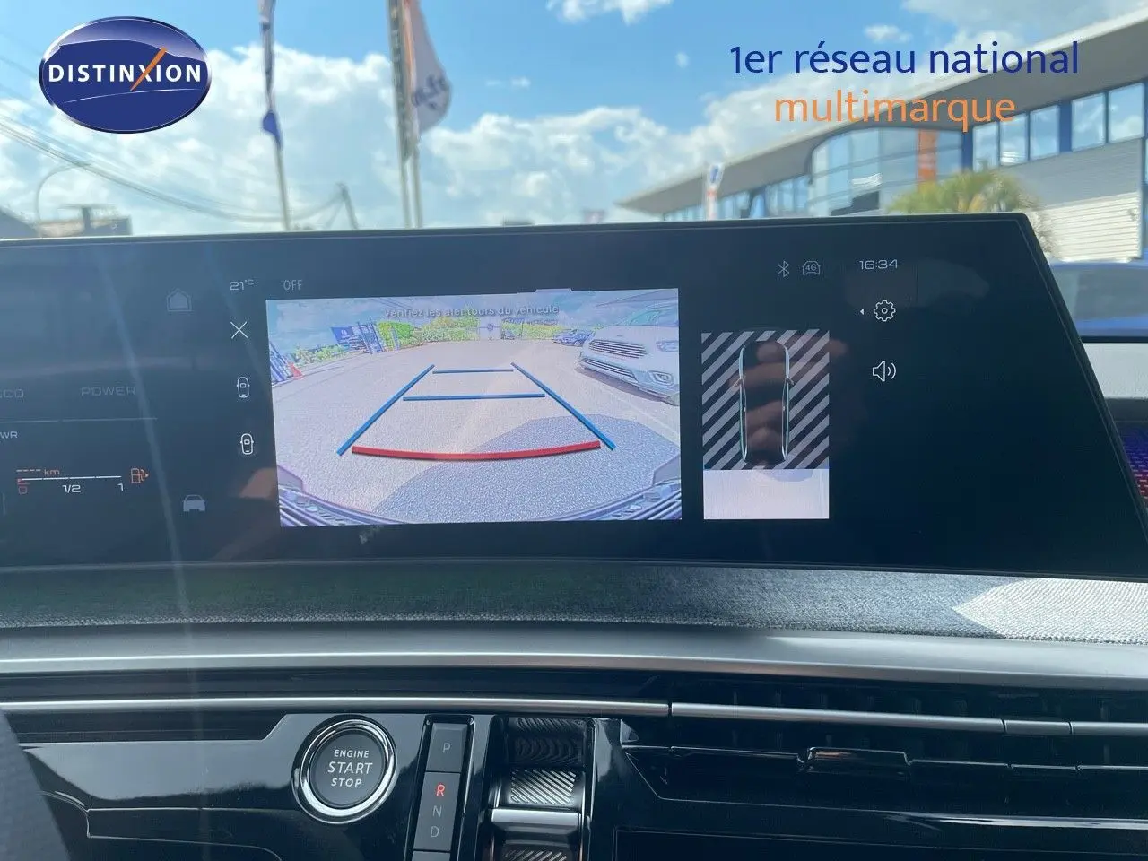 Vue intérieure du tableau de bord du Peugeot 5008 Hybrid 2025 avec écran affichant la caméra de recul en marche.