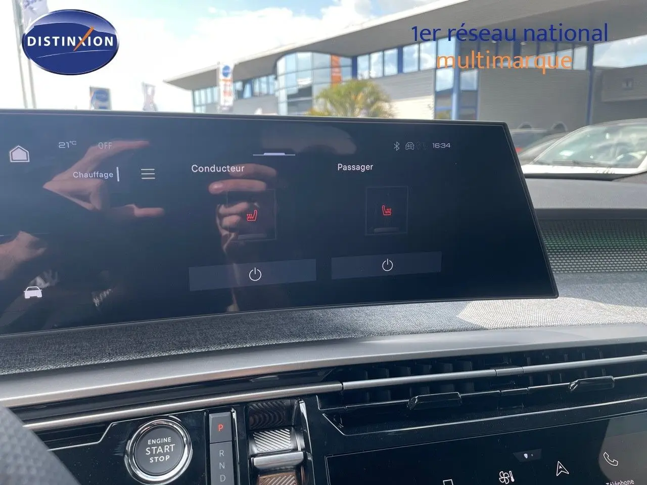 Écran tactile du tableau de bord du Peugeot 5008 HYBRID noir perle, affichant les commandes de chauffage des sièges conducteur et passager.