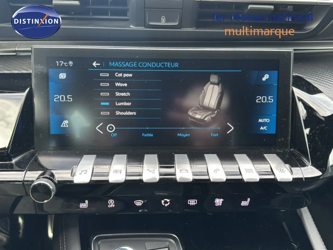 Écran tactile central de la Peugeot 508 gris platinum montrant le menu massage siège conducteur, avec commandes tactiles en dessous.