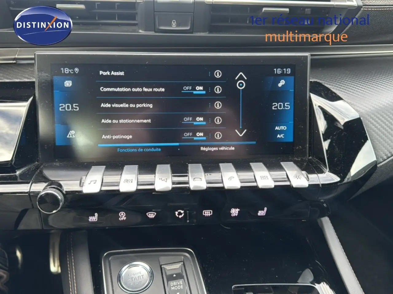 Vue rapprochée de la console centrale du Peugeot 508 gris platinum, avec écran tactile et commandes tactiles éclairées.