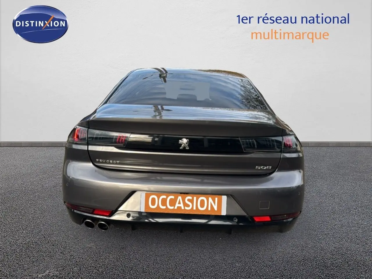 Vue arrière d'une Peugeot 508 gris platinium, avec double sortie d'échappement et logo central visible.