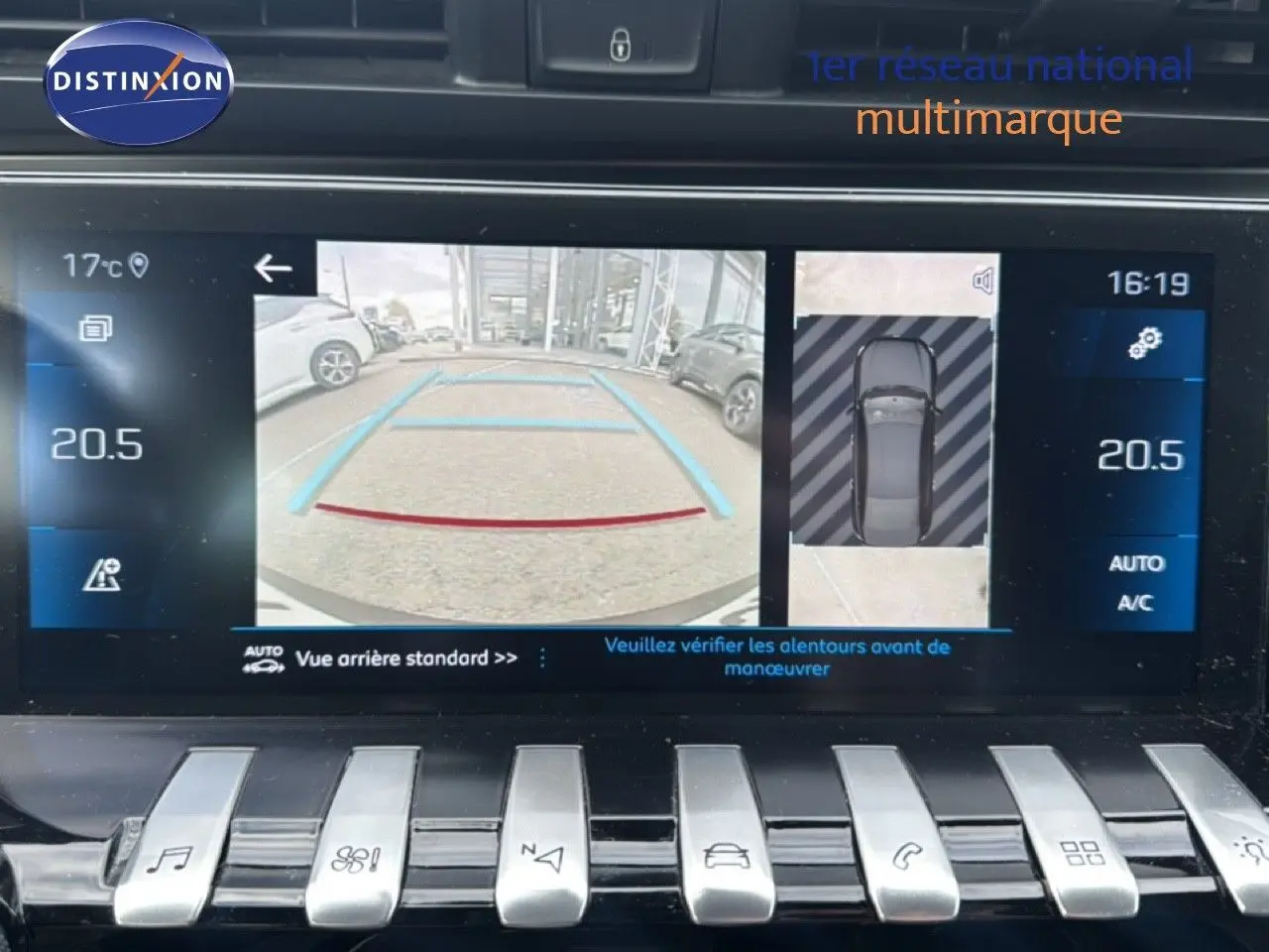 Écran central de Peugeot 508 gris platinum montrant la caméra 360 et vue arrière en marche arrière.