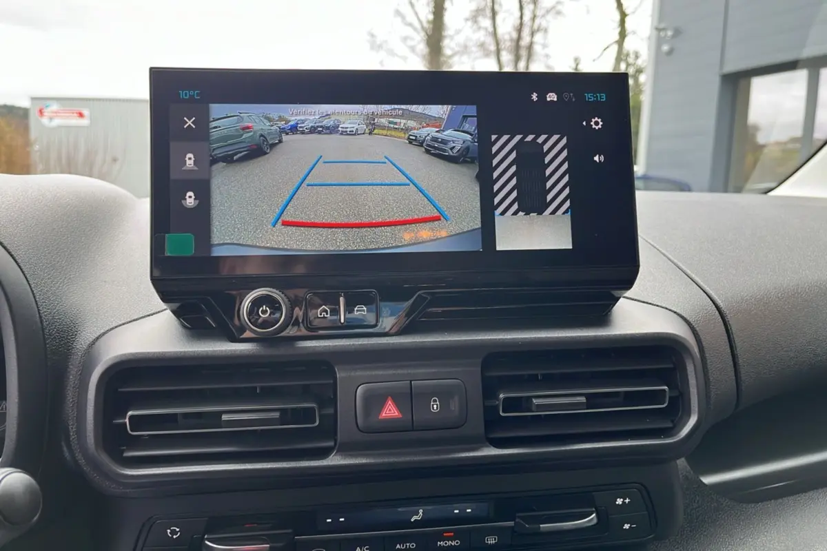 Écran central affichant la caméra de recul du Citroën Berlingo Kaolin White, vue intérieure avant.