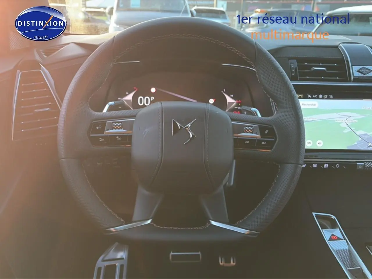 Vue intérieure centrée sur le volant cuir noir du DS7 1.5 BlueHDi 130 avec tableau de bord numérique et écran tactile GPS.